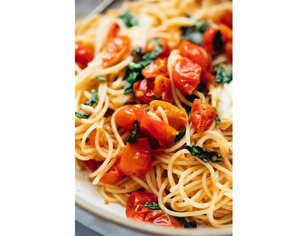 Tomato and basil pasta sauce ingredients